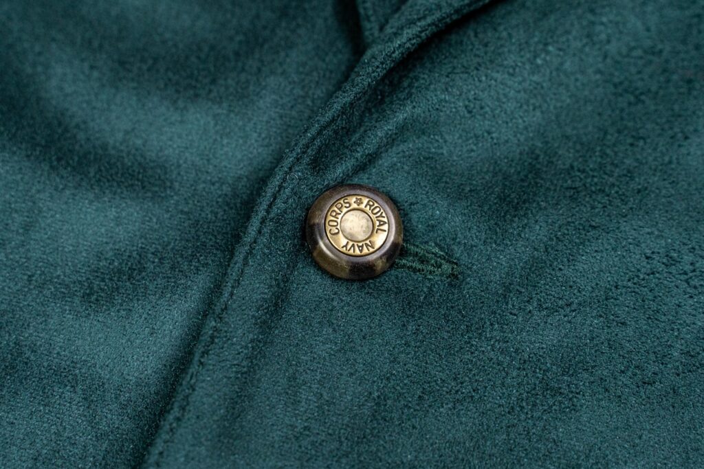 Fotografia commerciale 5 Bottone metallico sulla giacca color petrolio di Juri Carissimi, foto di dettaglio