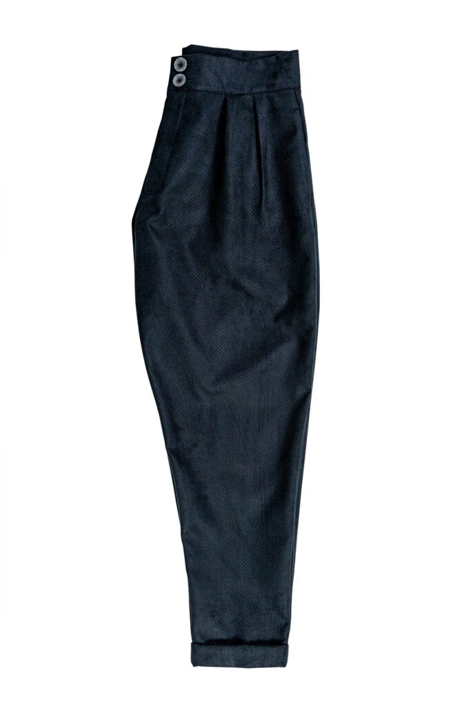 Fotografia commerciale 12 Pantalone con pence in alcantara nera di Juri Carissimi steso su fondale bianco