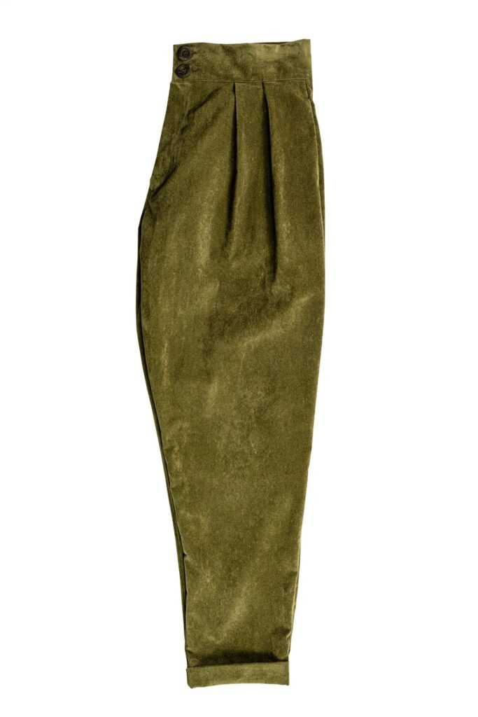 Fotografia commerciale 14 Pantalone verde muschio di Juri Carissimi steso su fondale bianco