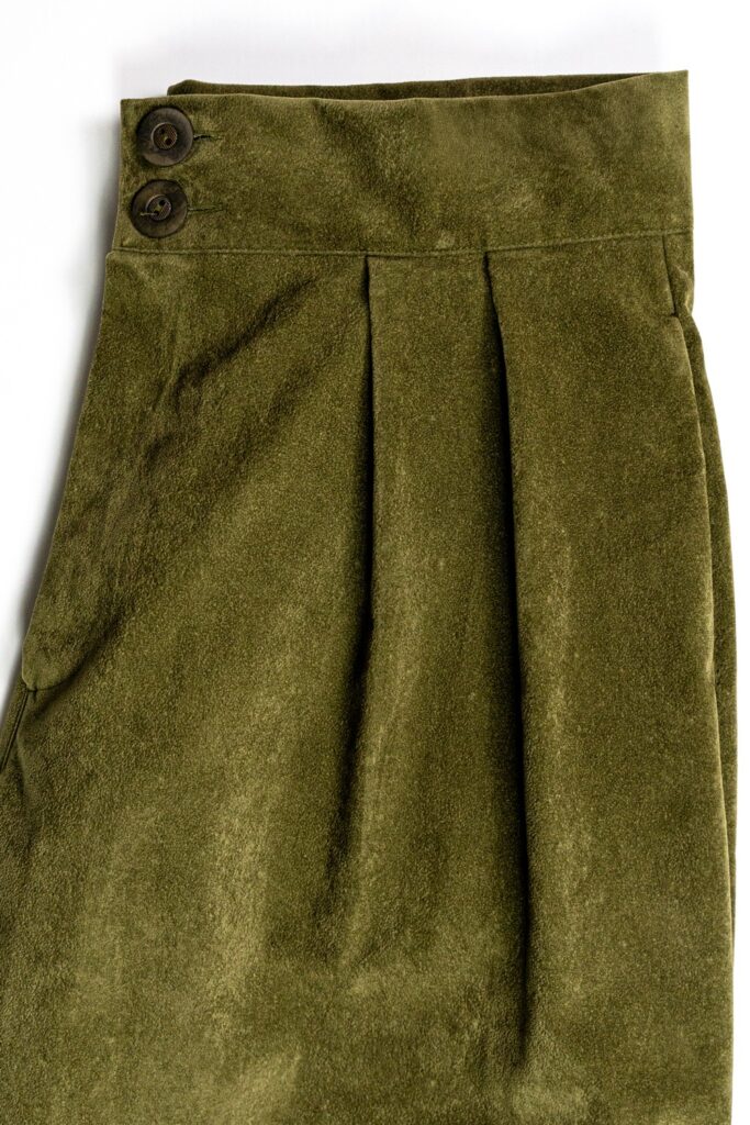Fotografia commerciale 15 Pence e bottoni in vita del pantalone verde muschio di Juri Carissimi, dettaglio