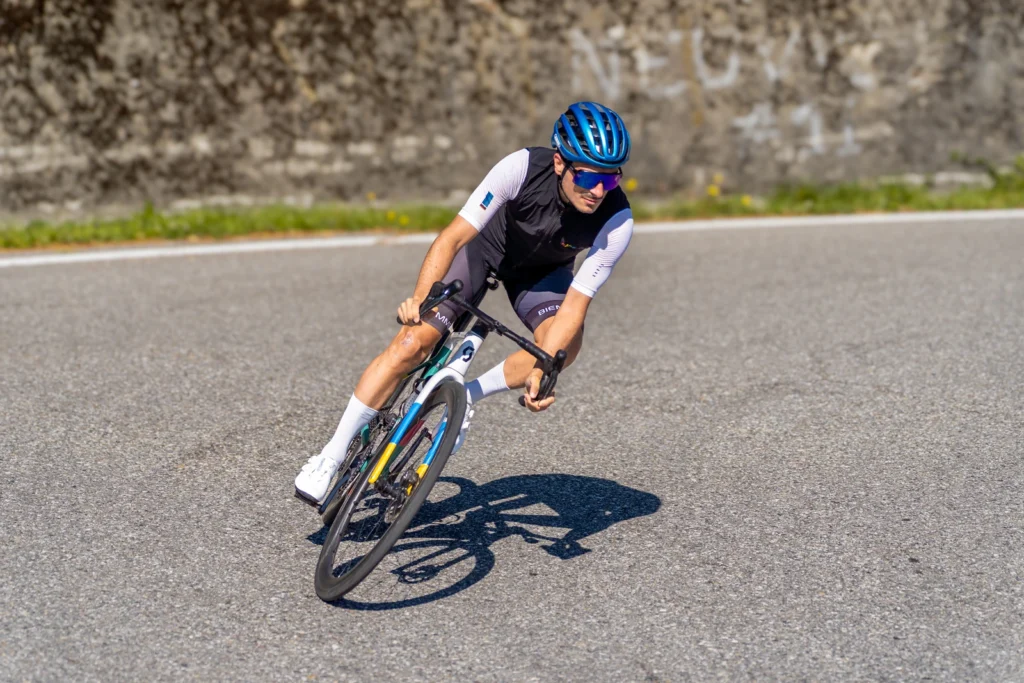 Fotografo moto sui passi in Lombardia 7 Ciclista in piega su bici da corsa ai Colli di San Fermo (BG), 27 settembre 2026