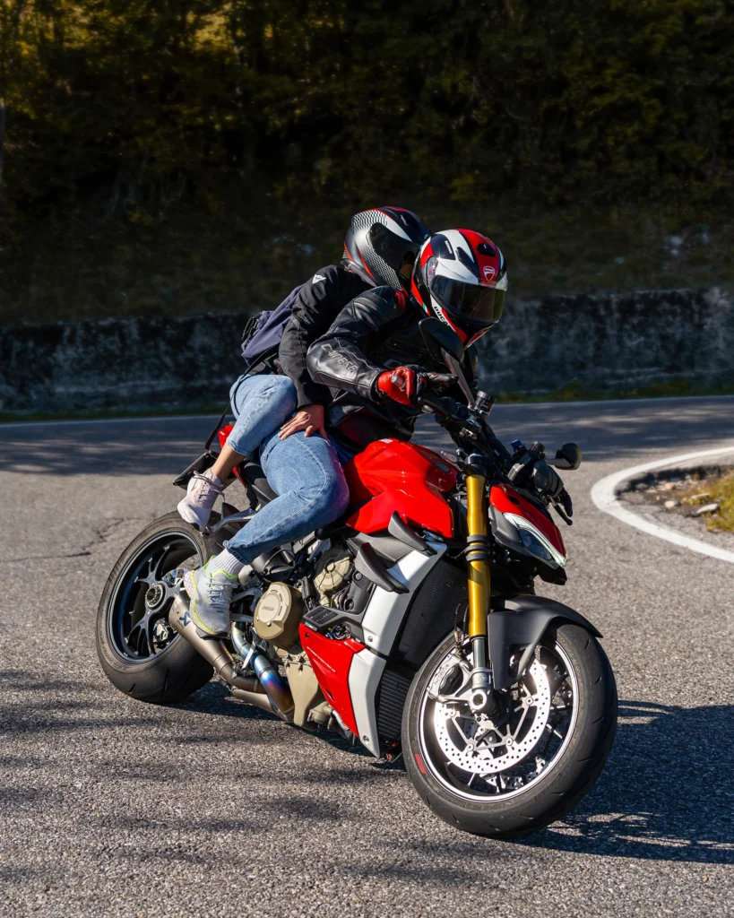 Fotografo moto sui passi in Lombardia 11 Coppia su Ducati Streetfighter V4 rossa in curva ai Colli di San Fermo (BG), 27 settembre 2026