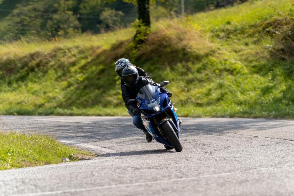 Fotografo moto sui passi in Lombardia 10 Foto in moto: coppia su Suzuki GSX-R blu in piega a Polaveno (BS), 13 settembre 2026
