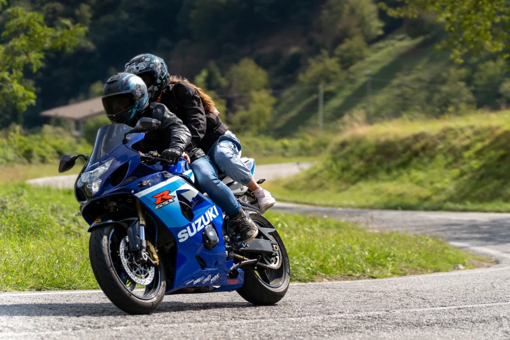Fotografo moto sui passi in Lombardia 17 Coppia su Suzuki GSX-R blu e bianca, con i tornanti di Polaveno (BS) alle spalle, 13 settembre 2026