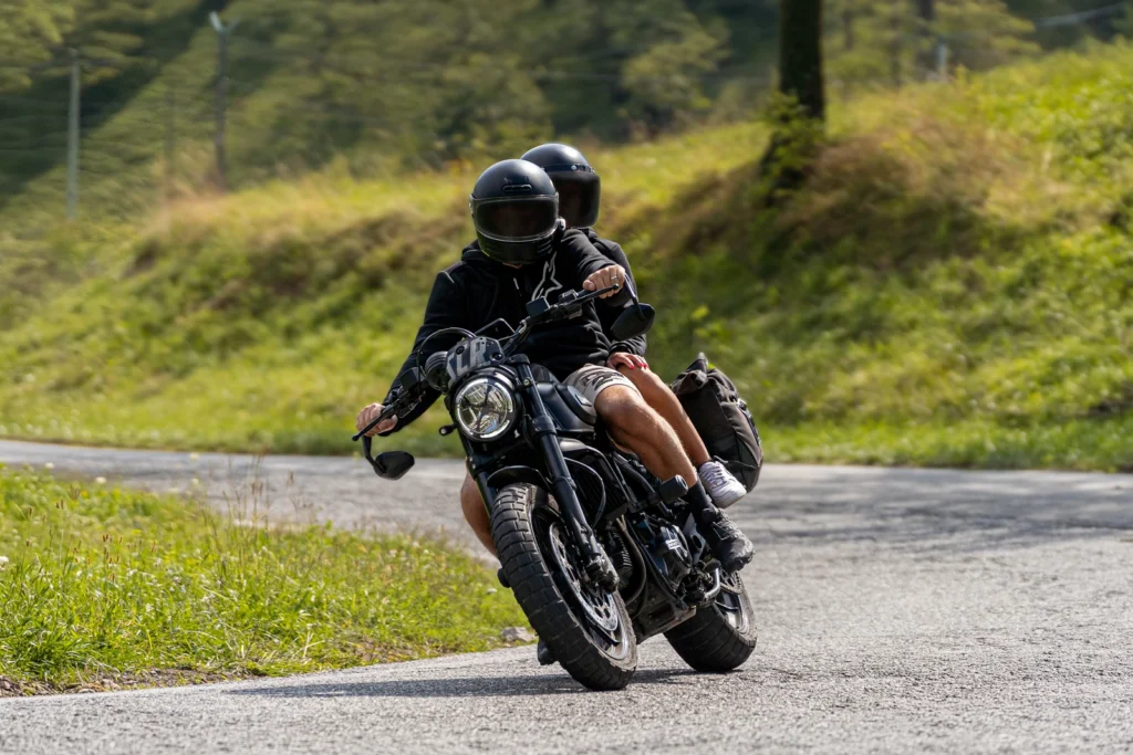 Fotografo moto sui passi in Lombardia 8 Coppia in moto su Yamaha XSR nera in curva a Polaveno (BS), 13 settembre 2026