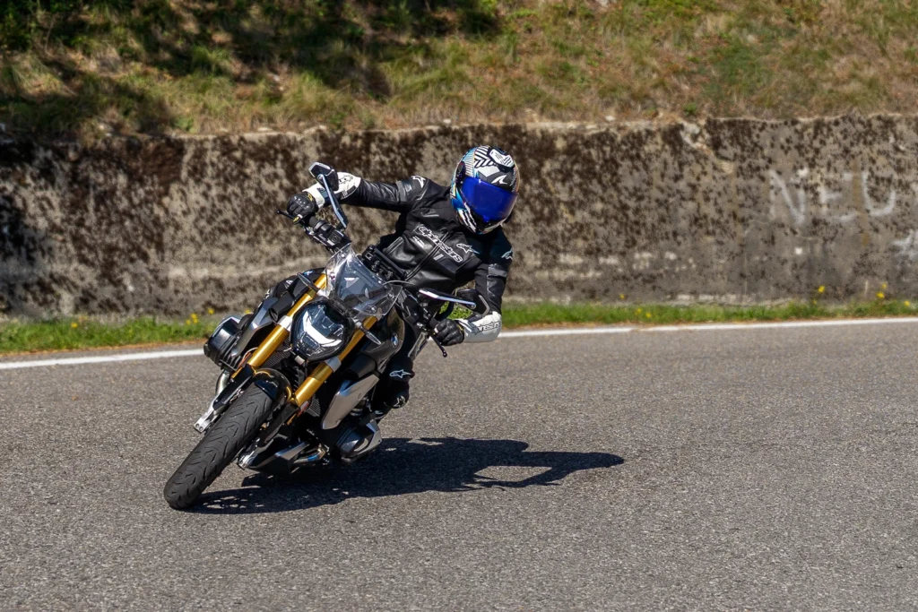 Fotografo moto sui passi in Lombardia 5 In moto ai Colli di San Fermo (BG), sopra il lago d'Iseo: BMW S1000R in piega, 27 settembre 2026