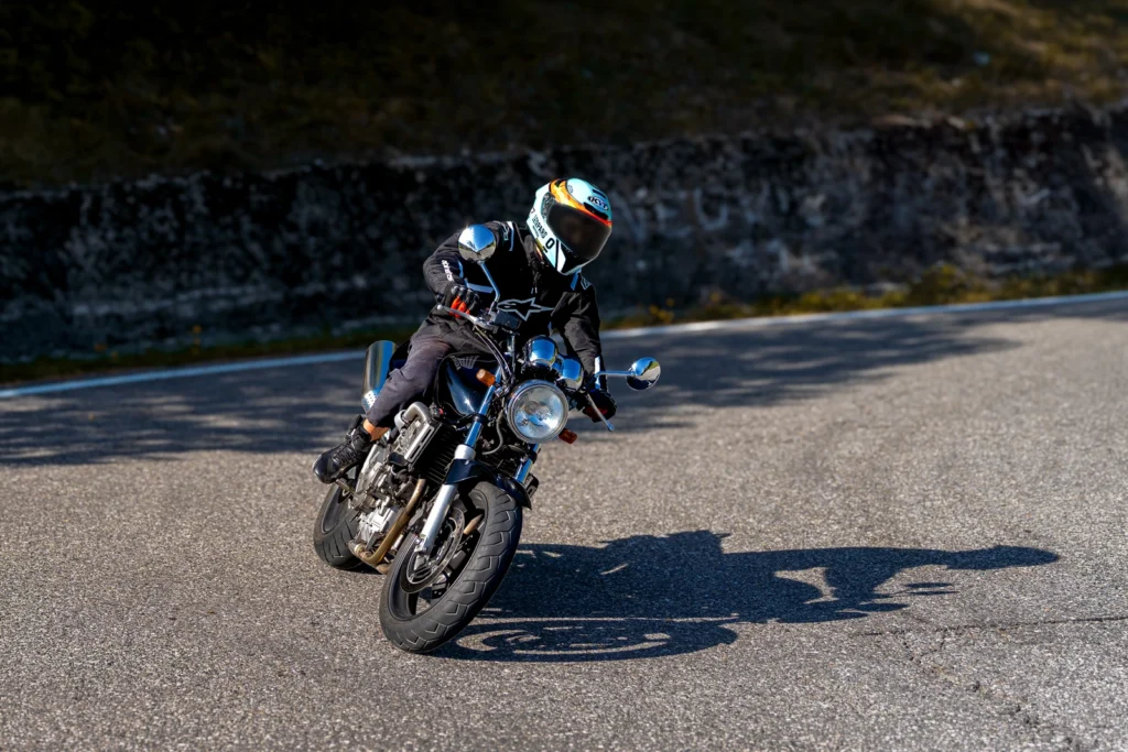 Fotografo moto sui passi in Lombardia 16 Motociclista Honda in curva ai Colli di San Fermo (BG), 3 ottobre 2026