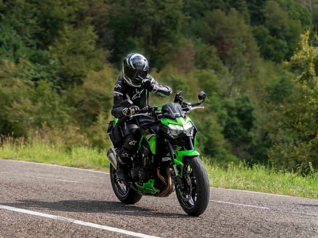 Fotografo moto sui passi in Lombardia 12 Foto in moto: Kawasaki Z900 verde in curva a Polaveno (BS), 12 settembre 2026