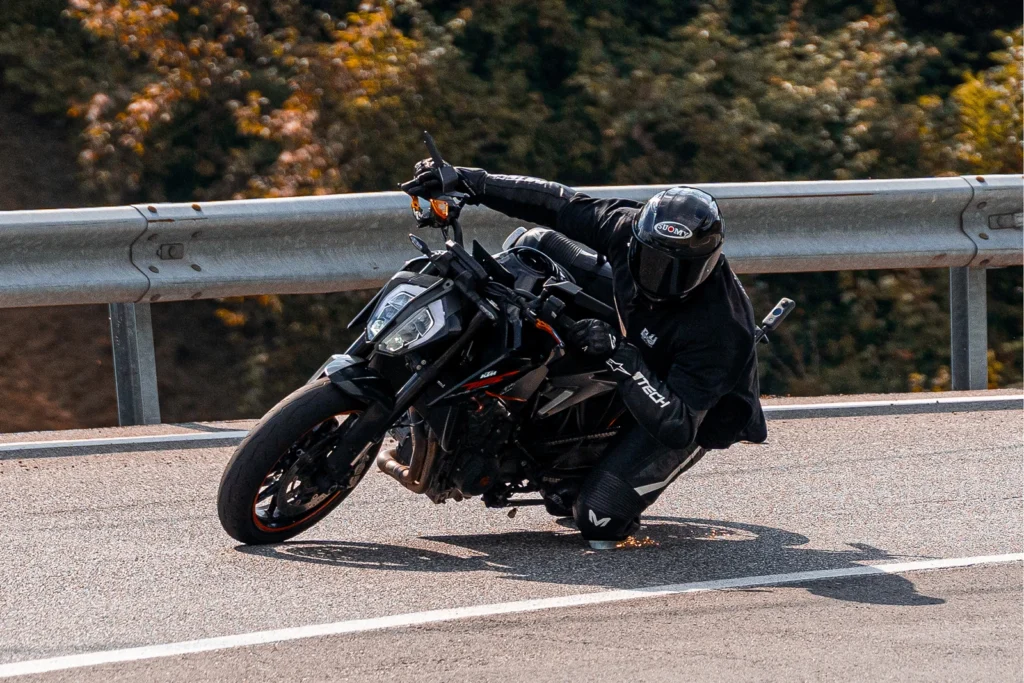 Fotografo moto sui passi in Lombardia 4 Motociclista su KTM Duke nera in piega profonda a Polaveno (BS), 19 settembre 2026