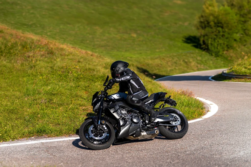 Fotografo moto sui passi in Lombardia 13 Yamaha MT-09 nera in piega al tornante dei Colli di San Fermo (BG), 3 ottobre 2026