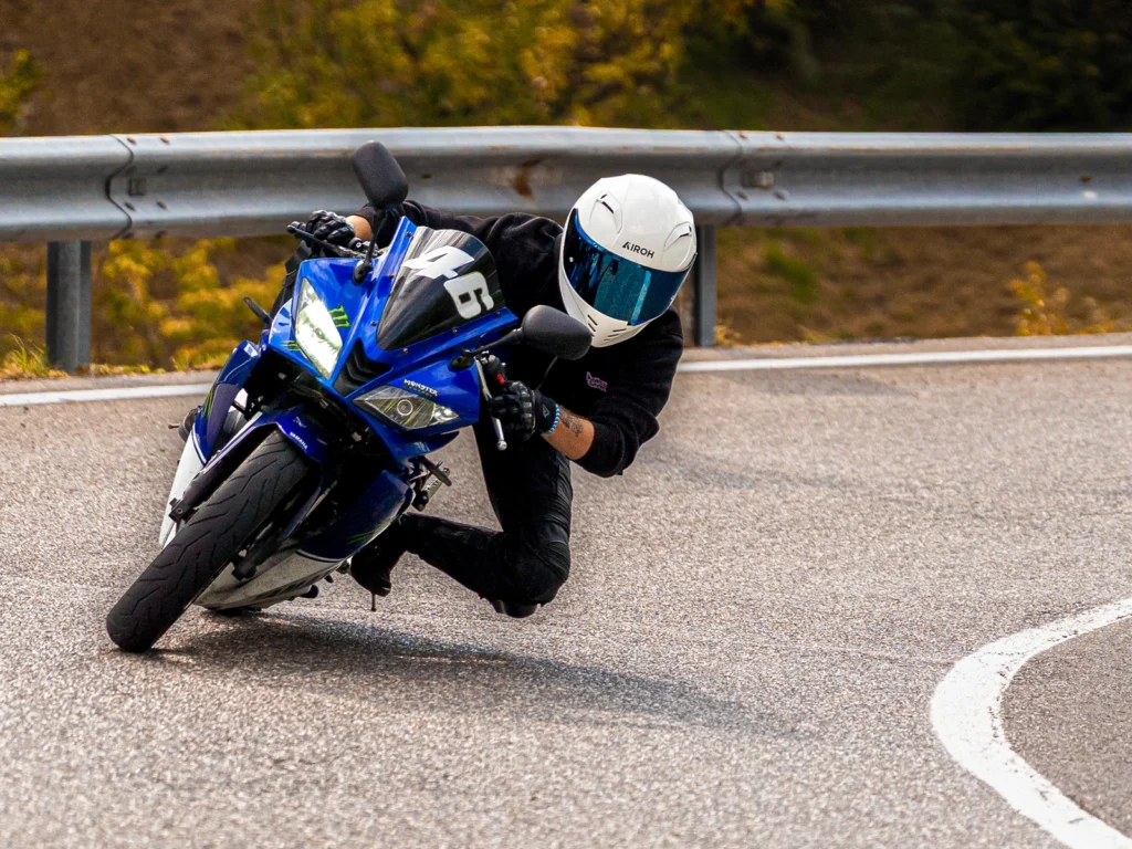 Fotografo moto sui passi in Lombardia 2 Motociclista su Yamaha YZF-R125 in livrea Monster Energy in piega a Polaveno (BS), 19 settembre 2026