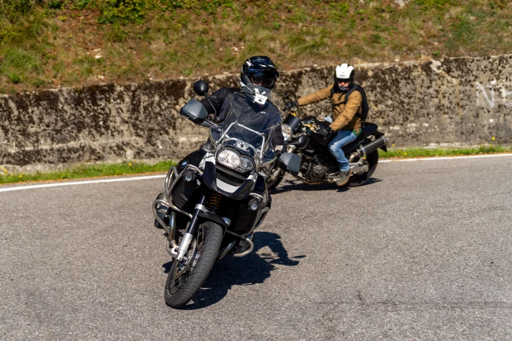 Fotografo moto sui passi in Lombardia 14 Due motociclisti in curva ai Colli di San Fermo (BG), il primo su BMW GS Adventure, 27 settembre 2026